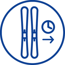Blaues Symbol von Skiern mit Timer und Pfeil, das die Skimietzeit oder die Verfügbarkeit von Skiausrüstung darstellt.