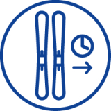 Blue icon of skis with timer and arrow, representing ski rental time or ski equipment availability.